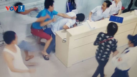 Bao giờ bác sĩ, nhân viên y tế được bảo vệ đúng mức (8/1/2018)