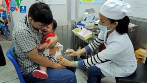 Tiêm chủng bắt buộc 10 mũi vắc xin và những vấn đề đặt ra (11/1/2018)