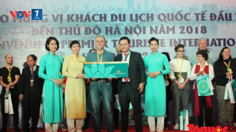Thành phố Hà Nội, Hồ Chí Minh và nhiều địa điểm du lịch nổi tiếng cả nước đón những vị khách quốc tế đầu tiên trong năm mới 2018 (Thời sự trưa 01/01/2018)