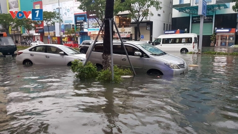 Nguyên nhân nào dẫn đến tình trạng đường biến thành sông tại thành phố Đà Nẵng trong trận mưa lũ vừa qua? (11/12/2018)