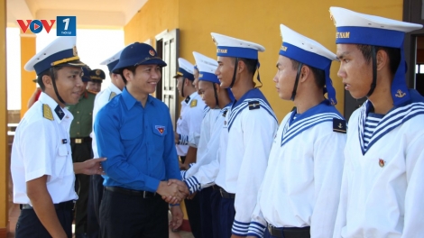 Tình cảm của những người lính hải quân thực hiện nhiệm vụ đưa những đoàn công tác đến với Trường Sa (14/4/2018)