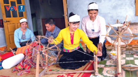 Nghệ nhân khôi phục nghề dệt thổ cẩm ở xứ Mường Bi, Hòa Bình (19/4/2018)