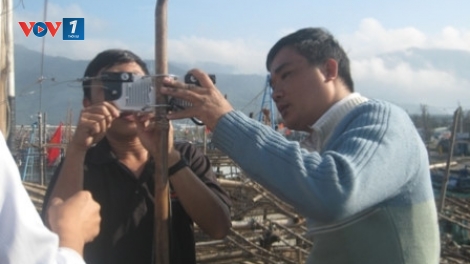 Máy thông tin liên lạc tích hợp GPS giúp ngư dân an toàn khi ra khơi (8/4/2018)