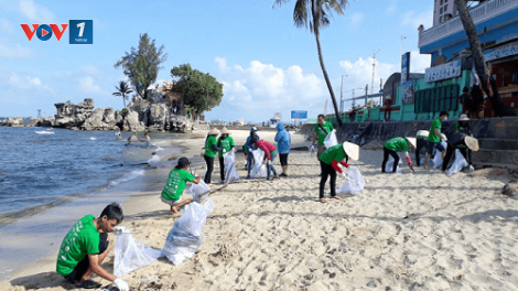 Cùng chung tay giữ màu xanh của biển (8/6/2018)