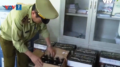 Đà Nẵng phát hiện lượng lớn rượu ngoại không hóa đơn chứng từ vận chuyển lẫn phế liệu (17/1/2019)
