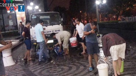 Người dân cần phải làm gì sau khuyến cáo của Hà Nội về không sử dụng nước sạch sông Đà nấu ăn, uống? (17/10/2019)