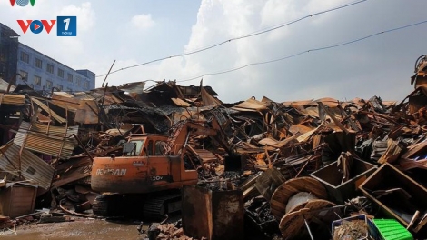 Toàn bộ 2.600 tấn phế thải nguy hại sau vụ cháy tại Công ty Cổ phần Bóng đèn phích nước Rạng Đông đã được chuyển đến nơi xử lý an toàn (13/10/2019)