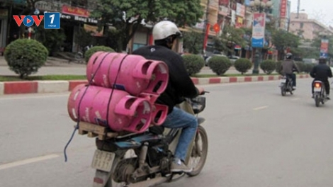 Làm thế nào để siết chặt tình trạng xe máy chở bình gas lưu thông trên phố? (21/11/2019)