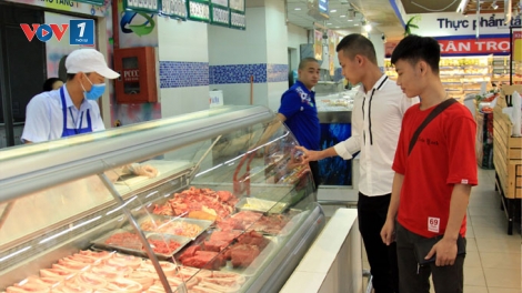 Nhiều cửa hàng, siêu thị bình ổn giá thịt lợn không tăng theo thị trường (7/11/2019)