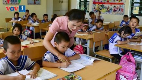Loạt bài: Thực hiện tinh giản biên chế trong ngành giáo dục, theo Nghị quyết 39 của Bộ Chính trị - Bài 1 nhan đề: "Thiếu giáo viên vẫn tinh giản biên chế" (29/12/2019)