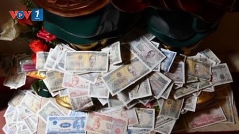 Rải tiền lẻ khi đi lễ chùa, văn hóa hay lãng phí? (18/2/2019)