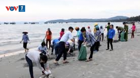 Thanh niên huyện đảo Cô tô tích cực chung tay vệ sinh môi trường biển (26/3/2019)