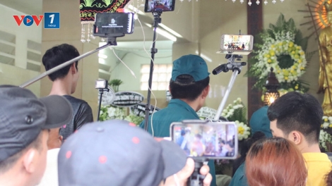 Một bộ phận người dân có vấn đề trong văn hóa ứng xử khi livestream hình ảnh trong đám tang (16/4/2019)