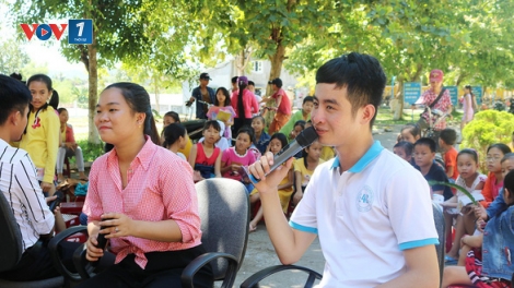 Du học sinh mang tiếng Anh về dạy cho trẻ nghèo (23/6/2019)