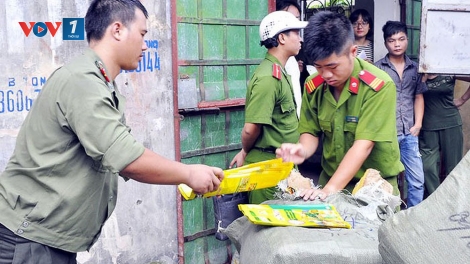 Lạng Sơn: bắt giữ lượng lớn hàng hóa tiêu dùng nghi ngờ là hàng nước ngoài đội lốt hàng Việt (2/7/2019)