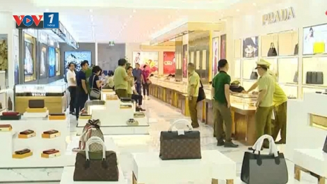 Móng Cái, Quảng Ninh: Thu giữ lượng lớn hàng hóa có dấu hiệu vi phạm tại hai trung tâm mua sắm lớn (16/7/2019)