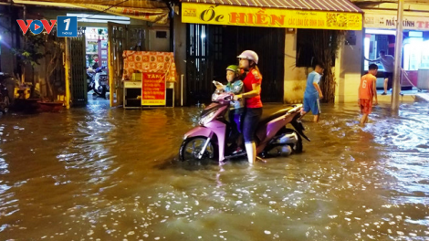 Vỡ bờ bao do triều cường, hàng trăm nhà dân Thành phố Hồ Chí Minh bị nước vây quanh (30/9/2019)