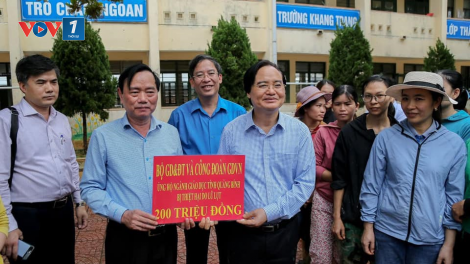 Linh hoạt cách tiếp cận, hỗ trợ kịp thời người dân, học sinh và giáo viên miền Trung (26/10/2020)