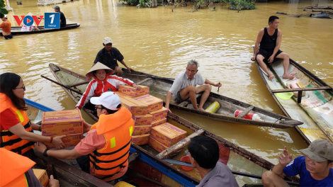 Hàng cứu trợ đến tay người dân vùng lũ Quảng Trị (21/10/2020)