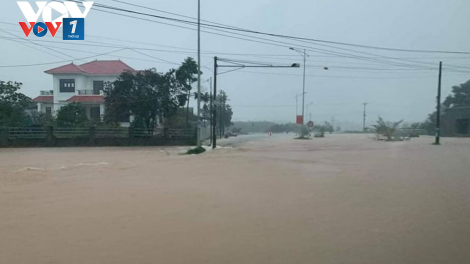 Vì sao các tỉnh miền Trung lại liên tiếp phải hứng chịu đợt mưa lũ kéo dài (21/10/2020)