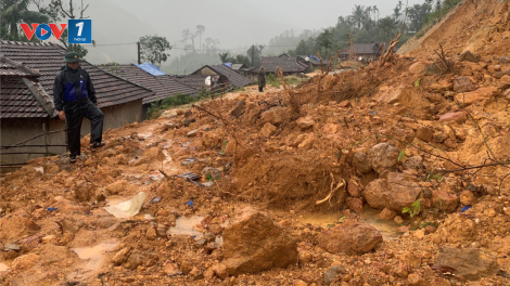 Sơ tán dân trước khi núi sạt lở ở Quảng Ngãi (6/11/2020)