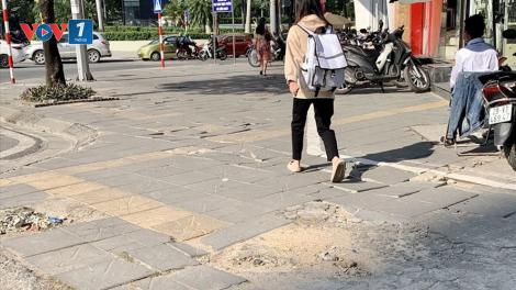 Đá lát vỉa hè Hà Nội được quảng cáo có độ bền 70 năm, nhưng chỉ sau 2 năm sử dụng đã vỡ nát- trách nhiệm thuộc về ai? (24/11/2020)