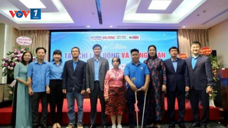 Tạp chí Lao động và Công đoàn trao suất quà đặc biệt cho lao động có hoàn cảnh khó khăn