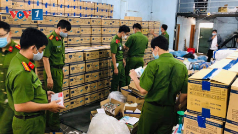 TP. Hồ Chí Minh: Tạm giữ lượng lớn găng tay y tế đã qua sử dụng (8/12/2020)