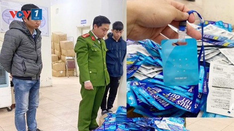 Phát hiện 300 "thẻ đeo diệt virus" nhập lậu tại cổng chợ thuốc Hapulico (21/2/2020)