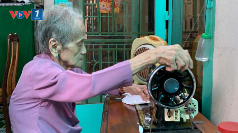 “Bà Hai Bộ đội” 95 tuổi vẫn may khẩu trang hỗ trợ phòng dịch Covid-19 (24/3/2020)