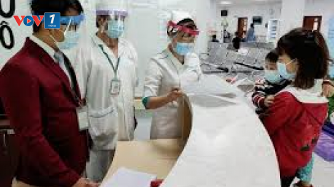 Nhiều y, bác sĩ sáng tạo trong phòng lây bệnh COVID-19 (25/3/2020)