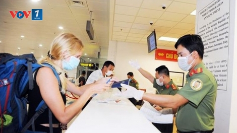 Lấy mẫu xét nghiệm với hành khách đến từ Châu Âu và Mỹ (15/3/2020)