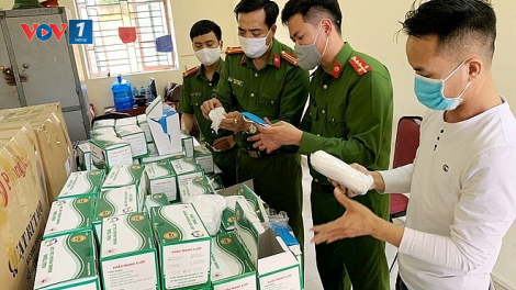 Xe cứu thương vận chuyển 7.500 khẩu trang y tế không rõ nguồn gốc (23/4/2020)
