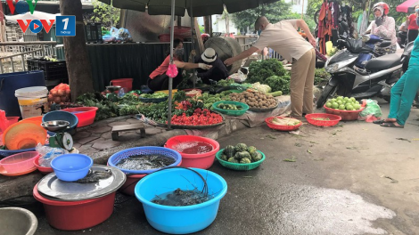 Chợ dân sinh tràn ngập hàng hóa, nhưng ít người mua (1/4/2020)