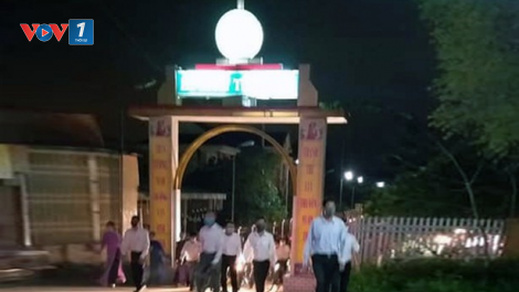 Loạt bài: Ngày chủ nhật buồn trong 'Ngôi nhà chúa" - Bài 1: Bất chấp lệnh cấm, hàng trăm giáo dân tập trung cầu nguyện tại nhà thờ  (5/4/2020)
