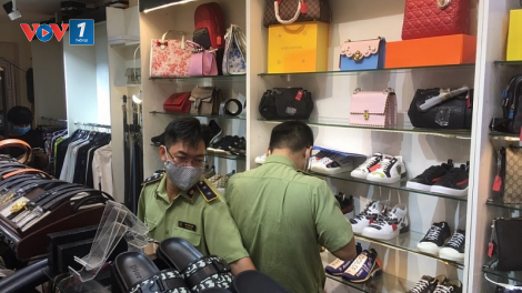 TPHCM: Quản lý thị trường tạm giữ hàng trăm sản phẩm thời trang nghi là hàng giả (22/5/2020)