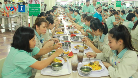 Tăng cường chất lượng những bữa ăn ca cho công nhân (28/5/2020)