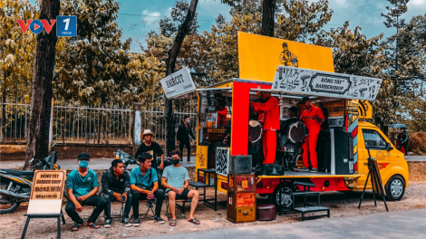 TPHCM: Tiệm cắt tóc di động giá 2.000 đồng của chàng trai mồ côi (21/5/2020)