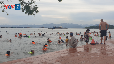 Hạ Long, Quảng Ninh: Nắng nóng, người dân đến bãi tắm tự phát bất chấp nguy hiểm (10/6/2020)