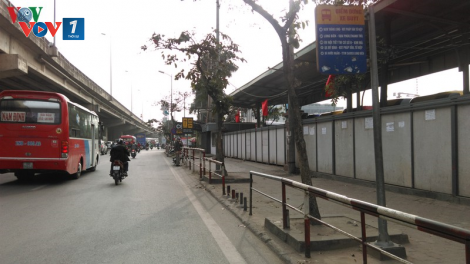 Ai đã “bật đèn xanh” cho Bến xe Nước Ngầm rào vỉa hè của người đi bộ? (19/6/2020)