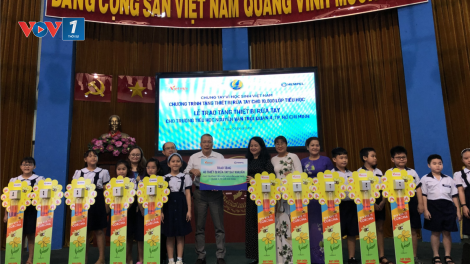 Chương trình "Tặng thiết bị rửa tay sát khuẩn cho 10.000 lớp tiểu học" (1/6/2020)