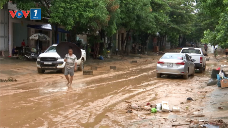 Đường phố Lào Cai ngập bùn đất sau mưa lớn (21/7/2020)