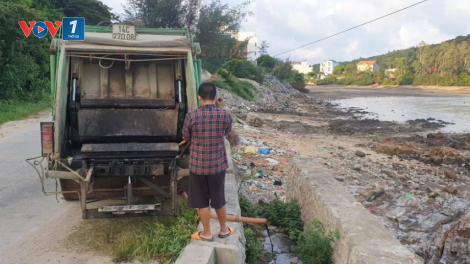 Huyện đảo Cô tô: Xử phạt xe rác đổ trộm nước đen ngòm ra biển (04/07/2020)