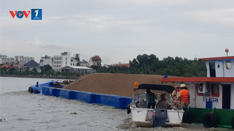 Nhiều phương tiện bất chấp cảnh báo, cố tình vi phạm an toàn giao thông đường thủy (10/7/2020)