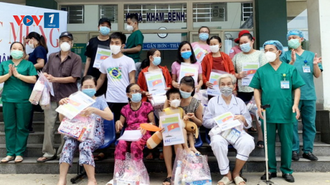 Đà Nẵng: Bệnh nhân 21 tháng tuổi khỏi Covid-19 ra viện cùng 13 người khác (30/8/2020)
