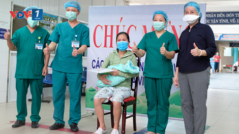 Đà Nẵng: Mẹ con sản phụ mắc Covid- 19 sinh mổ được xuất viện (22/8/2020)