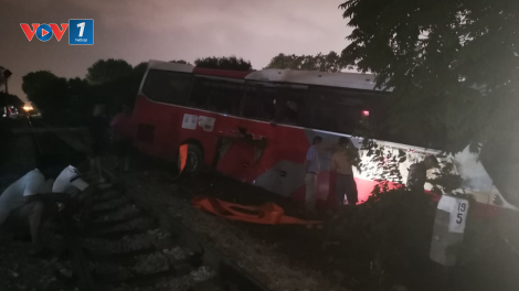Tàu hỏa va chạm ô tô: tài xế và 6 học sinh bị thương nhập Bệnh viện 103 (29/9/2020)