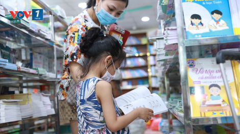 Hà Nội: Thiếu sách giáo khoa, phụ huynh và học sinh băn khoăn, lo lắng (7/9/2020)