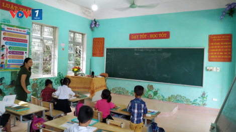 Lạng Sơn: Thiếu dụng cụ học tập, các thầy cô giáo "vượt khó" mang con chữ tới vùng cao (17/9/2020)