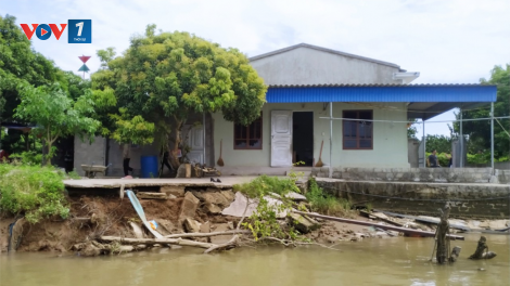 Sạt lở đến tận móng nhà, người dân phập phồng lo sợ (17/9/2020)